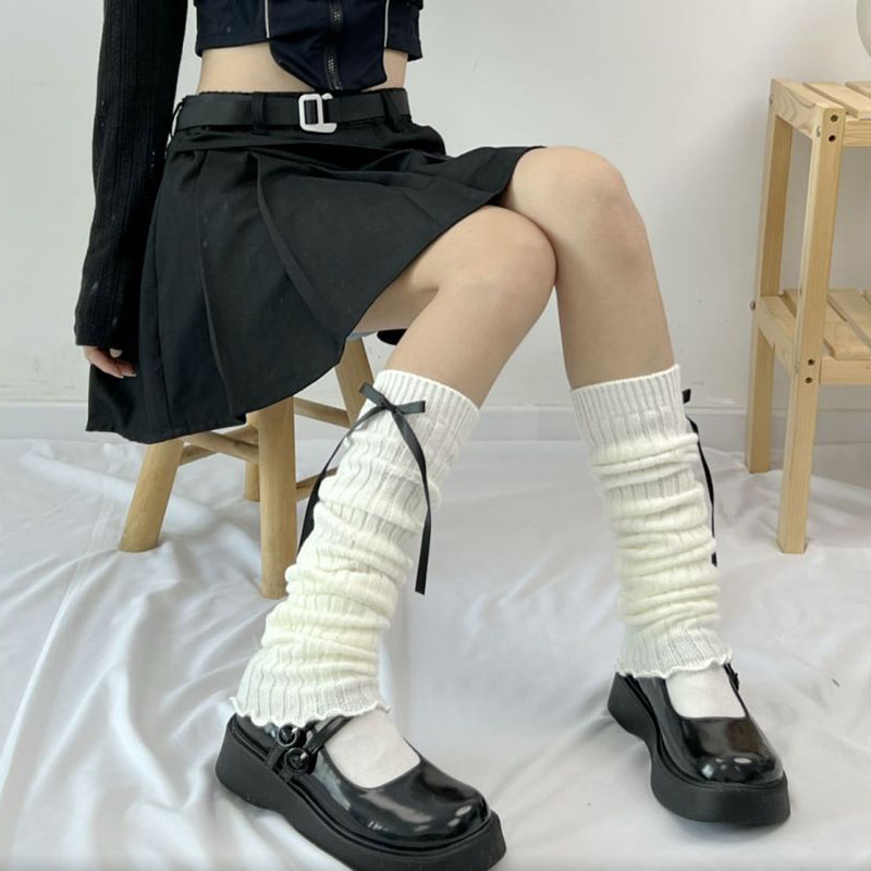 Japanese itim at puting pile medyas