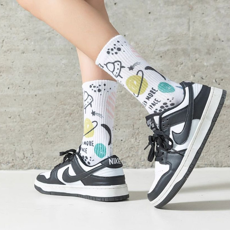 3D na teknolohiya sa pag -print para sa mga medyas ng tagsibol at tag -init, mahabang medyas ng kalalakihan, mga midsoles ng kababaihan, European at American Street Sports, Cotton Socks ng Mga Mag -asawa, Graffiti Trendy Socks 3D na teknolohiya sa pag -print para sa mga medyas ng tagsibol at tag -init, mahabang medyas ng kalalakihan, mga midsoles ng kababaihan, European at American Street Sports, Cotton Socks ng Mga Mag -asawa, Graffiti Trendy Socks